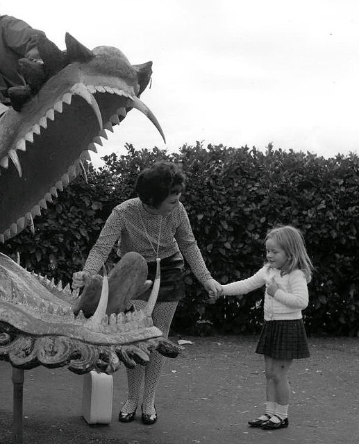 1969 08 31 (41-04) Yvonne & Tanya Hollis @ Auckland Zoo-nf120YM-10c