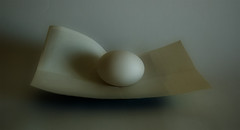 Hoja de papel con un huevo