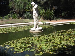 estatuas y fuentes de agua