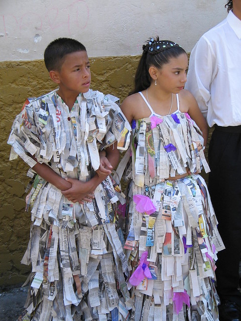 Trajes de papel peri dico Usa traje de material reciclado