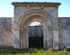 Vega de Bur (Palencia). Cementerio de San Tirso (portada)