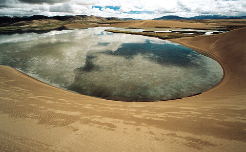 荒漠化的侵蝕使得雅魯藏布江上游已出現了大片的沙漠。圖片來源：楊勇