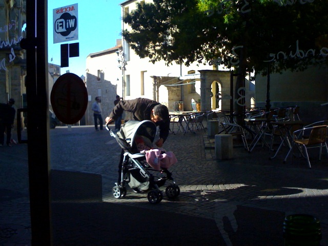 Dans Montpellier, au soleil sur une terasse
