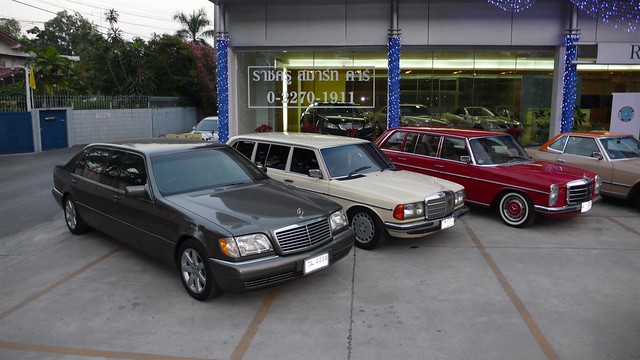 Mercedes Benz Club Thailand celebrates the Kings 80th birthday in a sea of