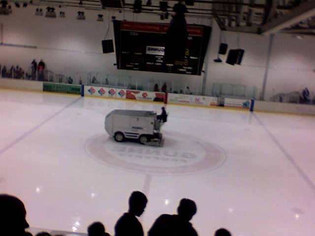 dundalk ice dome. giants losin 1-0 end of second to bison