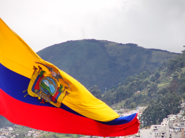 Bandera del Ecuador Ecuador's flag Detr s las sierras