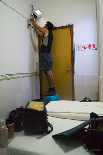 Álvaro tratando de leer el correo en un hotel en China
