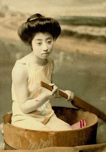 JAPANESE SWIMSUIT GIRLS - Meiji Era Bathing Beauties of Old Japan (26)