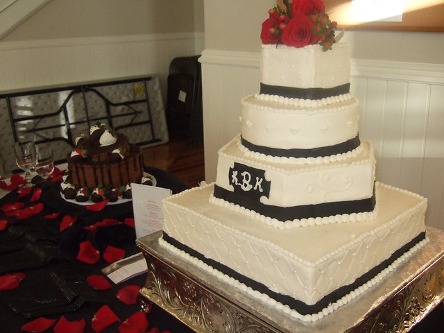Black and White Themed Wedding Cake The bride's colors were black and white