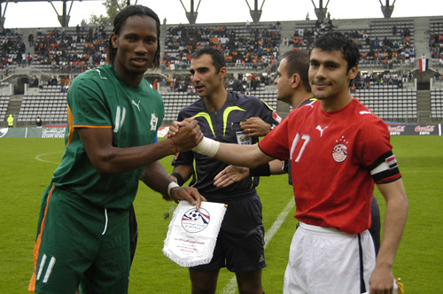 Drogba und der Kapitän der ägyptischen Mannschaft, Hassan