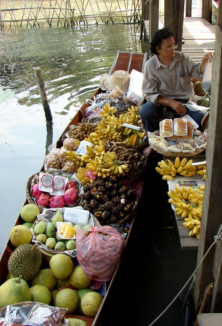 Mercado flotante y venta de frutas - Tailandia