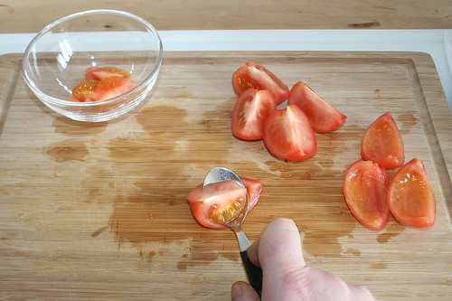 35 - Tomaten entkernen / Deseed tomatoes