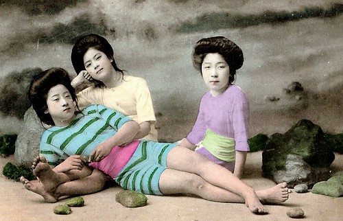 JAPANESE SWIMSUIT GIRLS - Meiji Era Bathing Beauties of Old Japan (25)