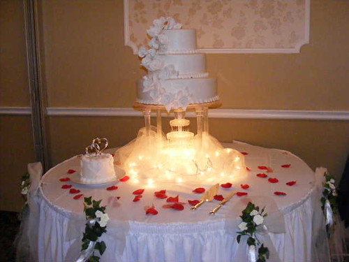 spring wedding cakes with fountains