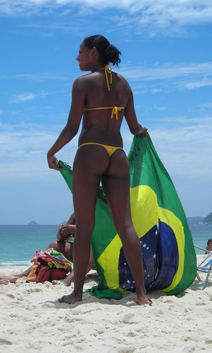 Viva Brasil Sol el mar cristalino de Arpoador y una garota desplegando una
