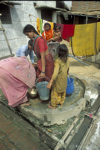 Mujeres en India recogen agua. © Curt Carnemark / World Bank