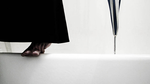 standing on the edge of the bathtub, leaning on an umbrella - 無料写真検索fotoq