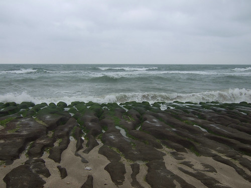 台灣西岸藻礁從野柳一直延伸到桃園觀音。圖為石門外海之老梅藻礁。（攝影：yuchang）