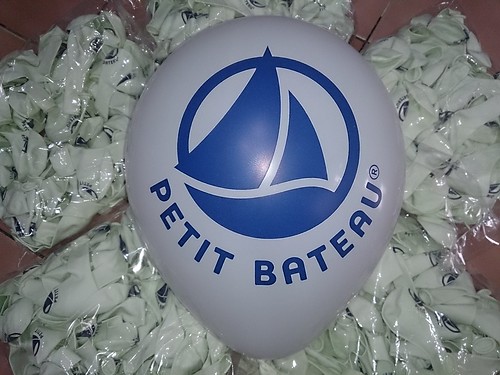 客製化廣告印刷氣球；10吋圓型標準氣球單面單色印刷；白色球印藍色墨；PETIT BATEAU by 豆豆氣球材料屋 http://www.dod.com.tw
