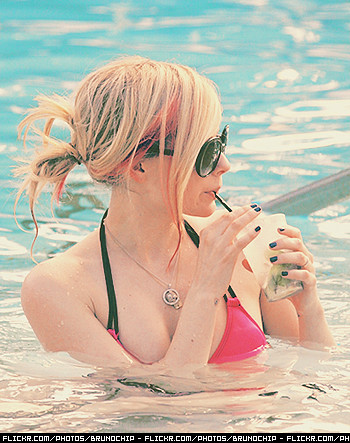 Tratamento Avril Lavigne Bikini Candids 