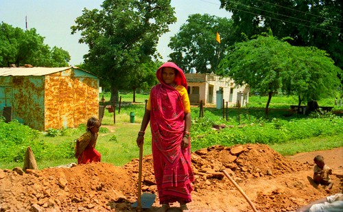 India on the road, a woman constructor, India, 2001