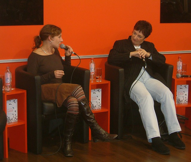 Juli Zeh und Brigitte Zypries bei einem Gespr ch auf der Frankfurter 