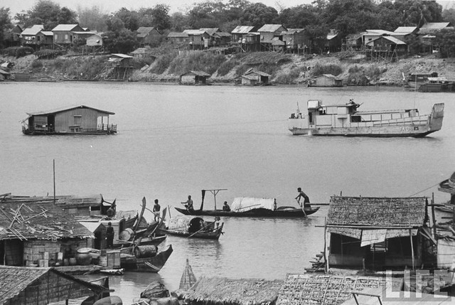 Evacuation of Vietnamese - village near Pnompenh. April 1970 (5)