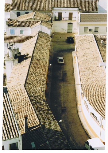 Almacenes de la Plaza de Abastos. Al fondo, la antigua Cámara Agraria (anteriormente Casa del Pueblo). Porcuna (Jaén)