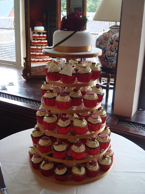 Red gold wedding cupcake