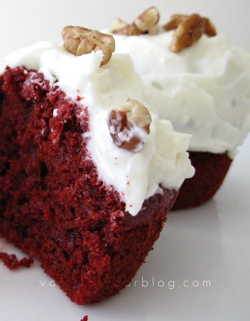 red velvet cupcakes w/ buttermilk frosting