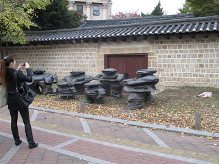 korean sculpture seems to be very flat