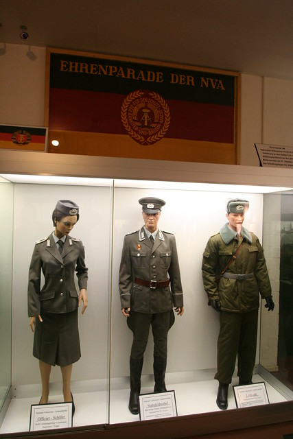 Panzermuseum Munster Saal der Sammlungen DDR NVA Uniformen