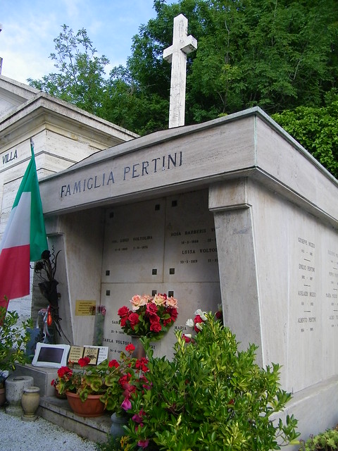 7] Stella (SV), San Giovanni - Sandro Pertini: un piccolo sepolcro in un piccolo cimitero.
