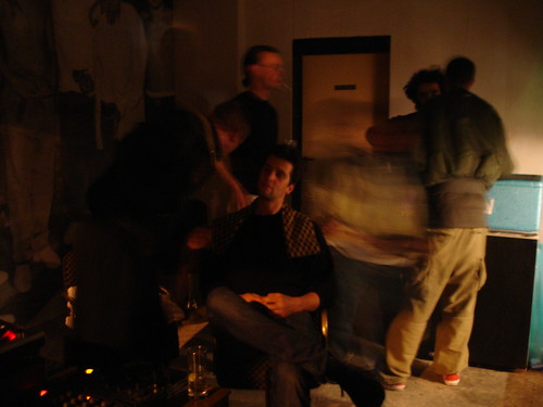 DEO Bar (sehr dunkel) im Bahnhofsviertel an einem der letzten Abende. November 2005