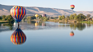 Photo montgolfière reflet lac