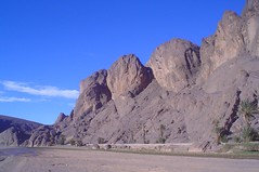 Montanhas rochosas no Oásis de Fint em Ouarzazate