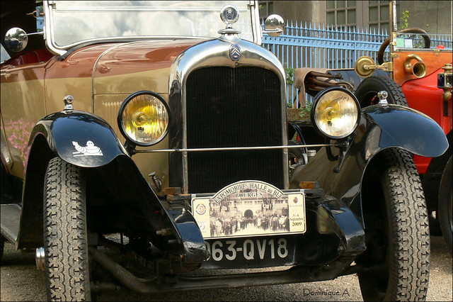 Exposition d'anciennes voitures dans le jardin de la cath drale de Bourges