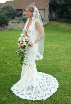 Beautiful vintagelook cream lace wedding dress in size UK 810 in 2 layers 