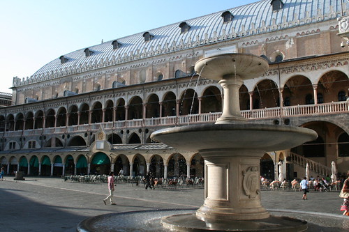Palazzo della Ragione et fontaine de Tullio Paoletti