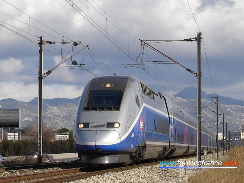 Un TGV Duplex circulant sur la voie classique entre Nice et Marseille le 3 février 2008
