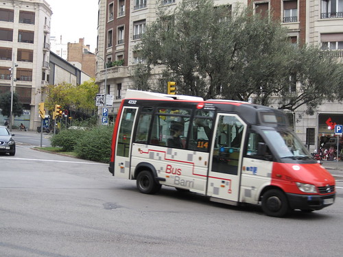 Microbus Mercedes Benz de TMB a la Via Augusta de Barcelona
