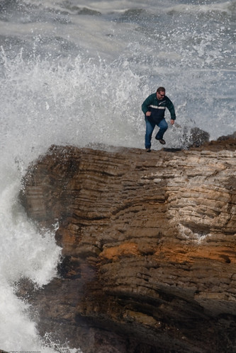 Visitor almost kills himself dodging storm waves at Montana de Oro State Park