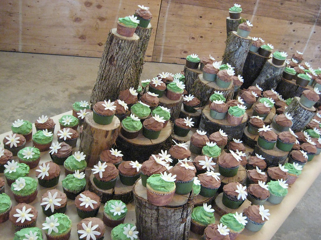 green and brown rustic wedding cupcakes