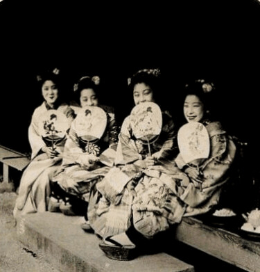(animated stereo) Four Maiko in Meiji-era Japan.