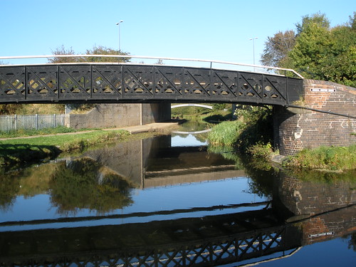 Rushall Junction Bridge and looking down the Rushall canal