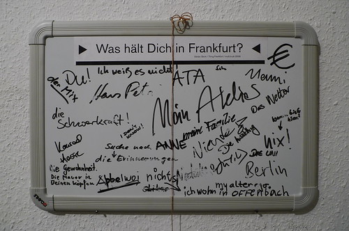 Wandtafel mit Antworten zur Frage Was hält Dich in Frankfurt 2009