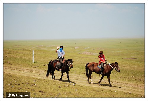 红色侦察兵在一望无际的锡林郭勒草原上骑马