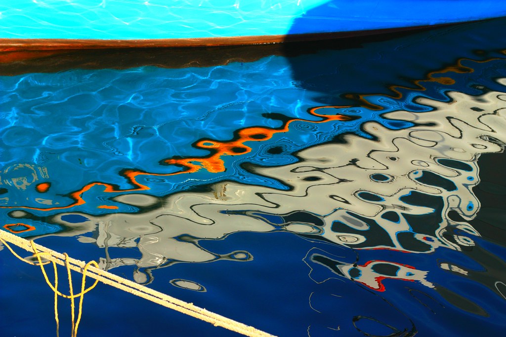 Boat, rope and reflections