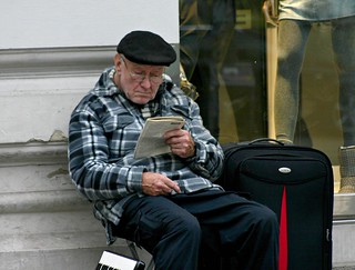 anciano leyendo