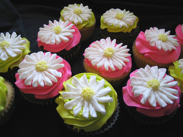 Daisy cupcakes pink and lime wedding cupcakes